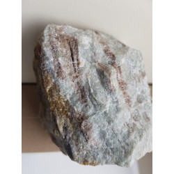 Kryształy wezuwianu w skale wapniowo-krzemianowej z Samborowiczek