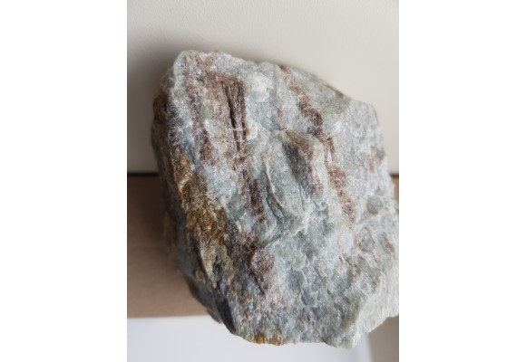 Kryształy wezuwianu w skale wapniowo-krzemianowej z Samborowiczek