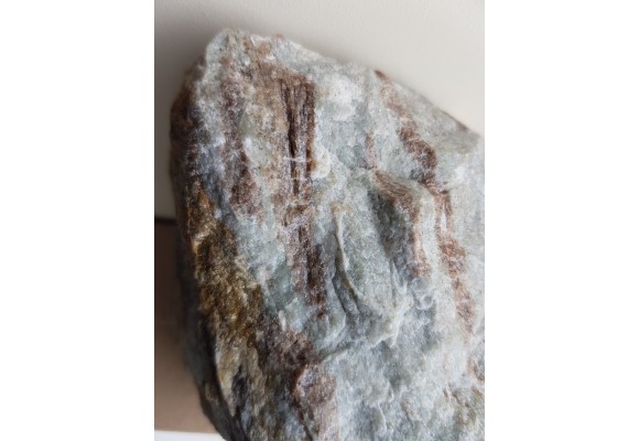 Kryształy wezuwianu w skale wapniowo-krzemianowej z Samborowiczek