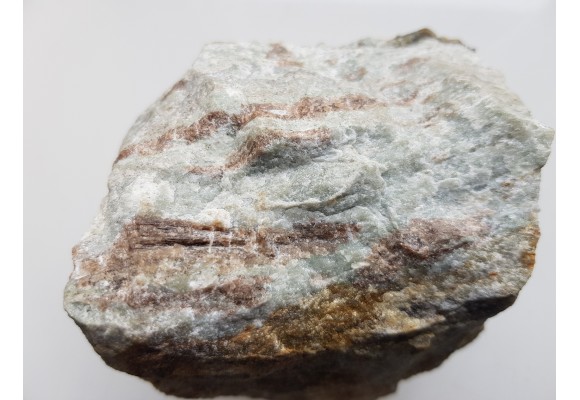 Kryształy wezuwianu w skale wapniowo-krzemianowej z Samborowiczek