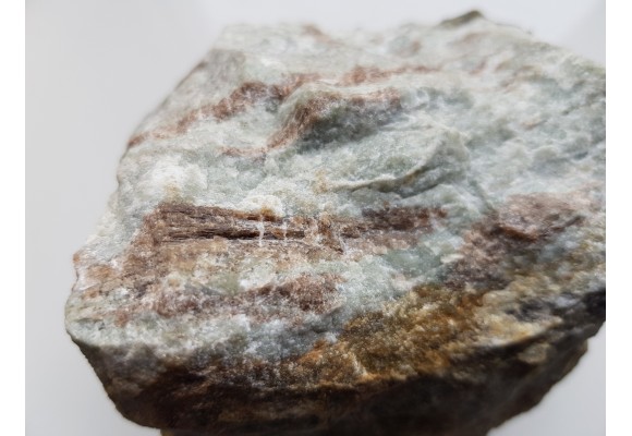 Kryształy wezuwianu w skale wapniowo-krzemianowej z Samborowiczek