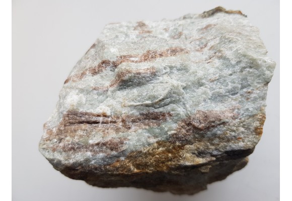 Kryształy wezuwianu w skale wapniowo-krzemianowej z Samborowiczek