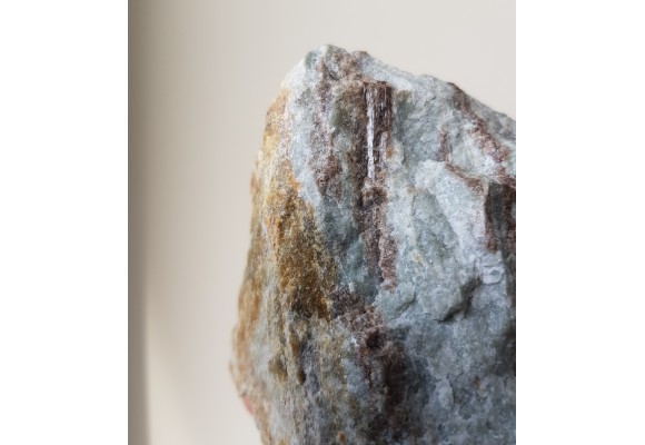 Kryształy wezuwianu w skale wapniowo-krzemianowej z Samborowiczek