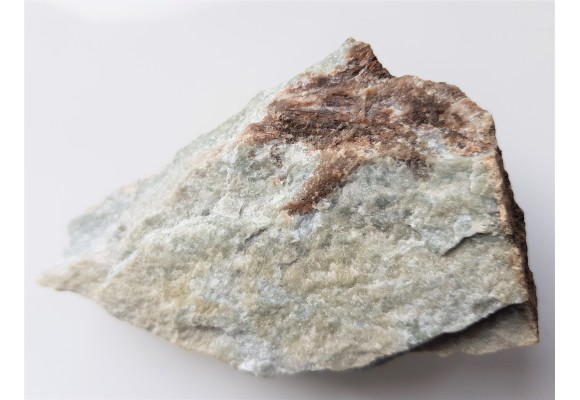 Kryształy wezuwianu w skale wapniowo-krzemianowej z Samborowiczek