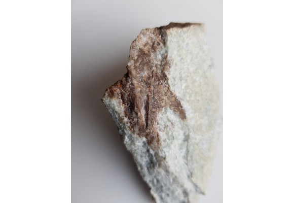 Kryształy wezuwianu w skale wapniowo-krzemianowej z Samborowiczek