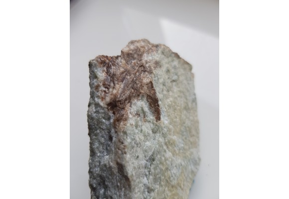 Kryształy wezuwianu w skale wapniowo-krzemianowej z Samborowiczek