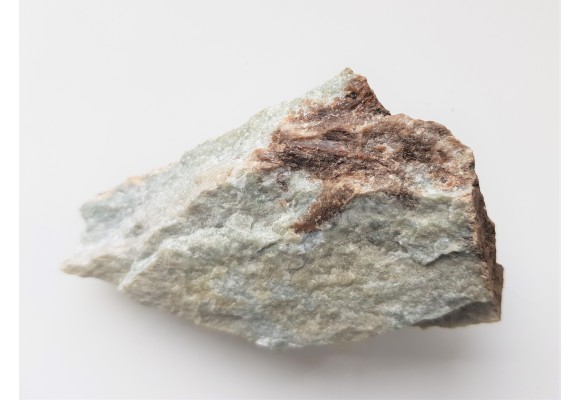 Kryształy wezuwianu w skale wapniowo-krzemianowej z Samborowiczek