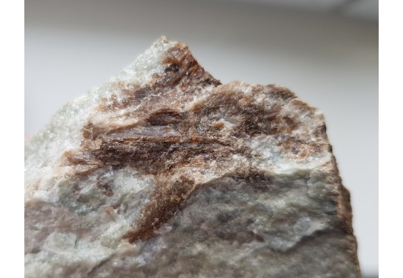 Kryształy wezuwianu w skale wapniowo-krzemianowej z Samborowiczek