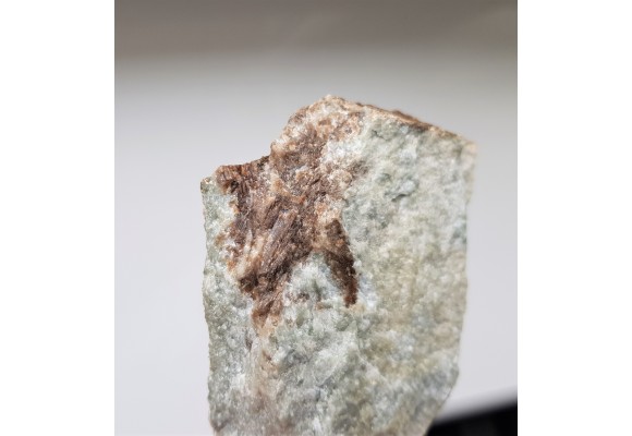 Kryształy wezuwianu w skale wapniowo-krzemianowej z Samborowiczek