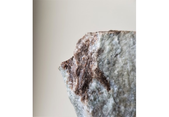 Kryształy wezuwianu w skale wapniowo-krzemianowej z Samborowiczek