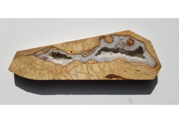 Ozdobny dolomit z kawerną ze Sławniowic