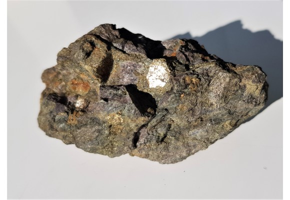 Ciemny łupek przerośnięty licznymi kryształami pirytu z Rędzin k. Kamiennej Góry