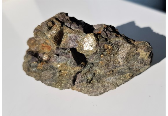 Ciemny łupek przerośnięty licznymi kryształami pirytu z Rędzin k. Kamiennej Góry