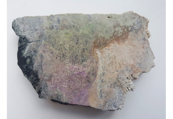 Fioletowo-zielony rodingit z Nasławic