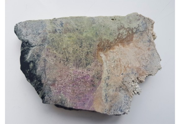 Fioletowo-zielony rodingit z Nasławic