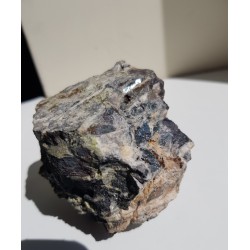 Żyła hematytowa z intensywnie błyszczącymi "listwami" hematytu z Gór Kaczawskich