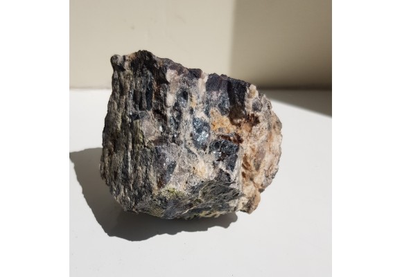 Żyła hematytowa z intensywnie błyszczącymi "listwami" hematytu z Gór Kaczawskich