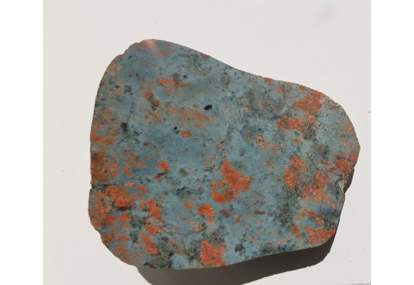 Intensywnie niebieska skała ozdobna z pomarańczowymi piętnami, eratyk, lubuskie