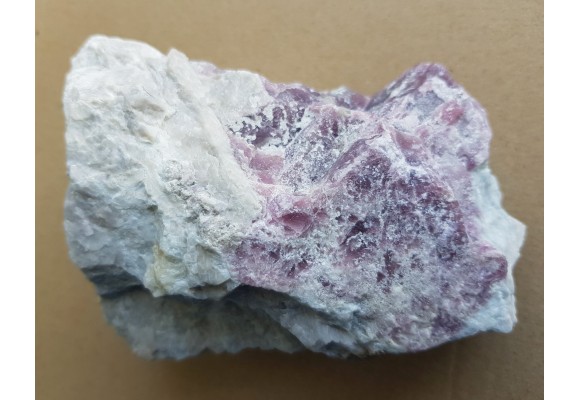 Masywny lepidolit w pegmatycie z Piławy Grn.