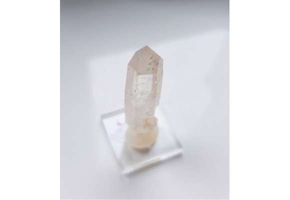 Allanit (epidot z pierwiastkami ziem rzadkich - REE) w kwarcu z Morawy k. Strzegomia