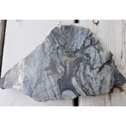 Okruszcowany, ozdobny marmur z Kowar