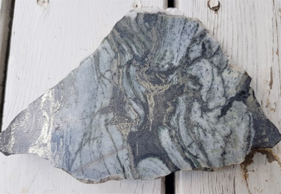 Okruszcowany, ozdobny marmur z Kowar