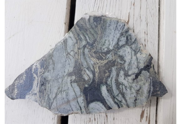 Okruszcowany, ozdobny marmur z Kowar