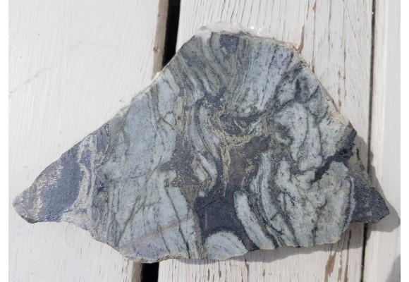 Okruszcowany, ozdobny marmur z Kowar