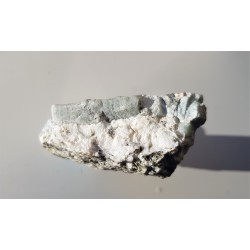 Kryształ berylu w pegmatycie desylifikowanym z Wir k. Sobótki