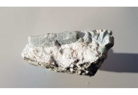 Kryształ berylu w pegmatycie desylifikowanym z Wir k. Sobótki