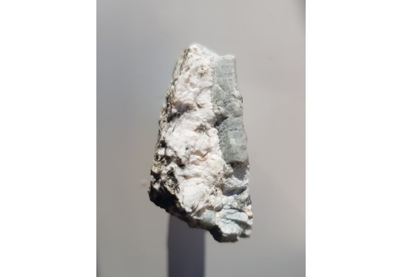 Kryształ berylu w pegmatycie desylifikowanym z Wir k. Sobótki