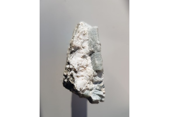 Kryształ berylu w pegmatycie desylifikowanym z Wir k. Sobótki