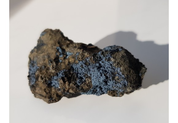 Niebieski ferrosaponit na bazalcie z Grabiszyc