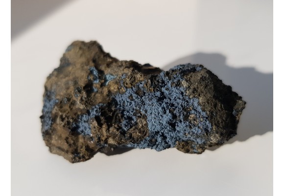 Niebieski ferrosaponit na bazalcie z Grabiszyc