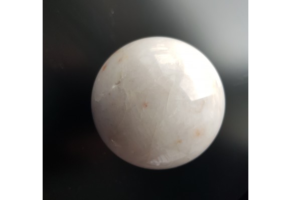 Kula polerowana z kwarcu mlecznego z okolic Mikołajowa k. Legnicy