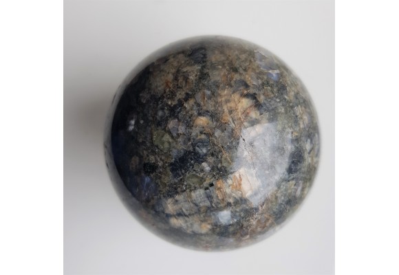 Kula polerowana z granitu rumburskiego z niebieskimi kwarcami z okolic Bogatyni