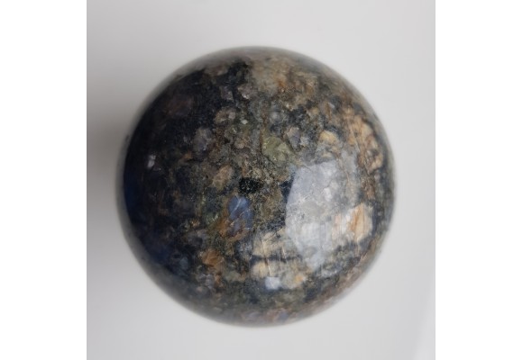 Kula polerowana z granitu rumburskiego z niebieskimi kwarcami z okolic Bogatyni