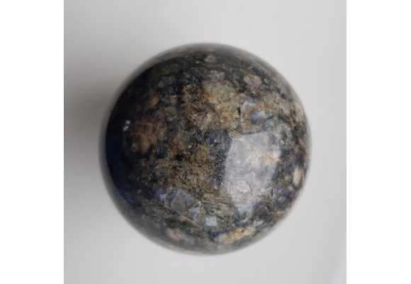 Kula polerowana z granitu rumburskiego z niebieskimi kwarcami z okolic Bogatyni
