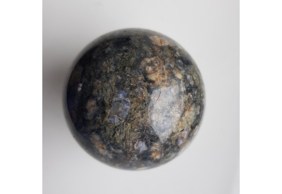 Kula polerowana z granitu rumburskiego z niebieskimi kwarcami z okolic Bogatyni