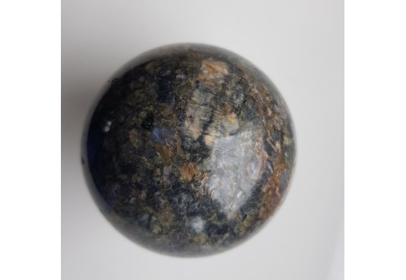 Kula polerowana z granitu rumburskiego z niebieskimi kwarcami z okolic Bogatyni