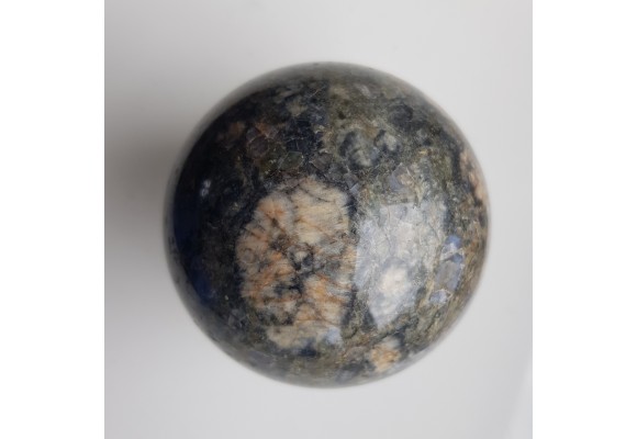 Kula polerowana z granitu rumburskiego z niebieskimi kwarcami z okolic Bogatyni