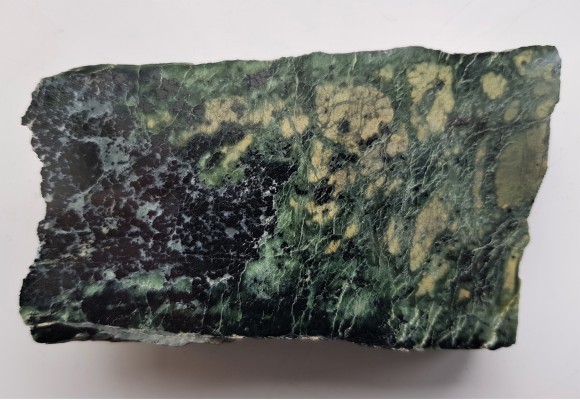 Chromit z otoczką listwenitu z Tąpadeł k. Sobótki