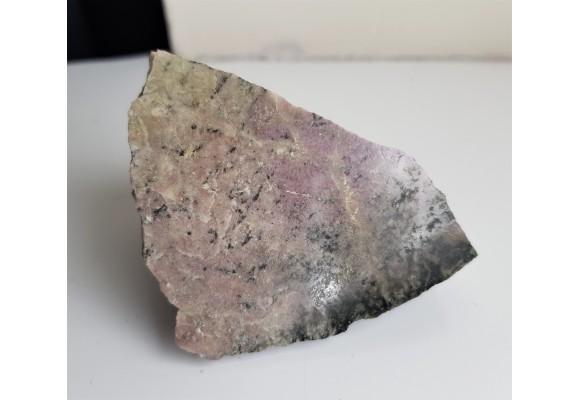 Fioletowo-kremowy rodingit z Nasławic