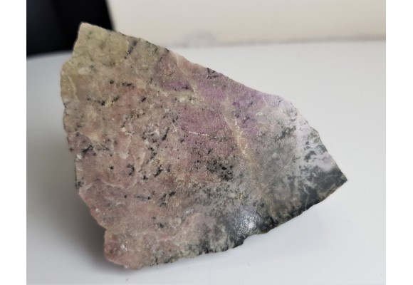 Fioletowo-kremowy rodingit z Nasławic