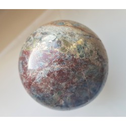 Kula polerowana z listwenitu z dużymi skupieniami chalkopirytu z Przygórza k. Nowej Rudy