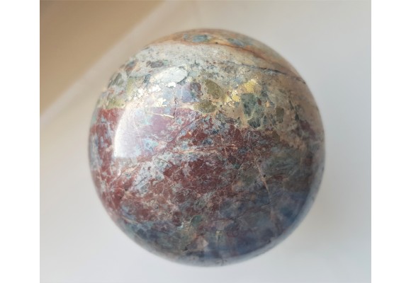 Kula polerowana z listwenitu z dużymi skupieniami chalkopirytu z Przygórza k. Nowej Rudy