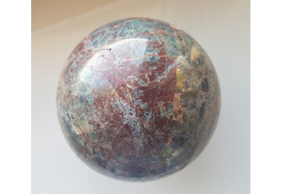 Kula polerowana z listwenitu z dużymi skupieniami chalkopirytu z Przygórza k. Nowej Rudy