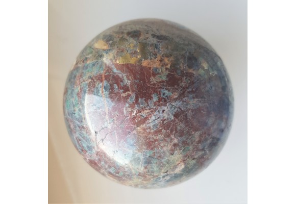 Kula polerowana z listwenitu z dużymi skupieniami chalkopirytu z Przygórza k. Nowej Rudy