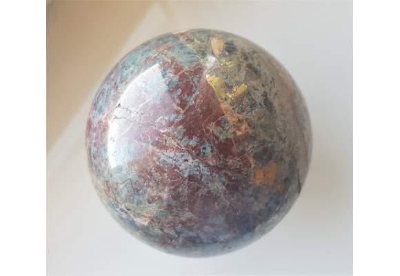 Kula polerowana z listwenitu z dużymi skupieniami chalkopirytu z Przygórza k. Nowej Rudy