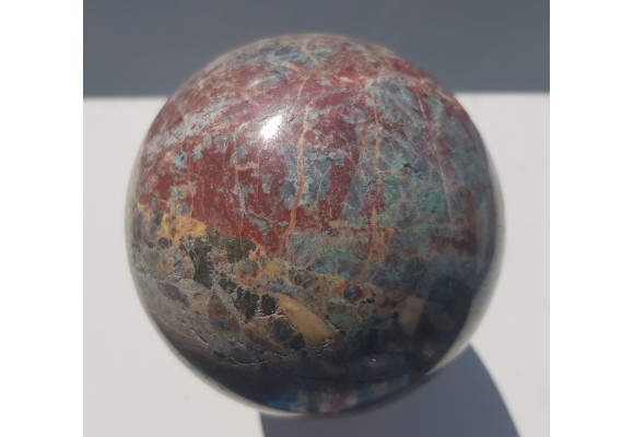 Kula polerowana z listwenitu z dużymi skupieniami chalkopirytu z Przygórza k. Nowej Rudy